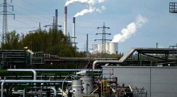 Petrolio, embargo a fine aprile (dopo il voto francese). L'Ue pronta allo stop alle forniture russe