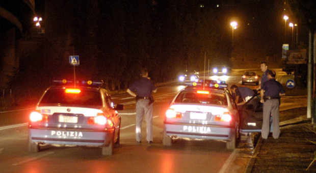 Roma, non si ferma all'alt e sperona la polizia: arrestato 36enne a bordo di un'auto rubata