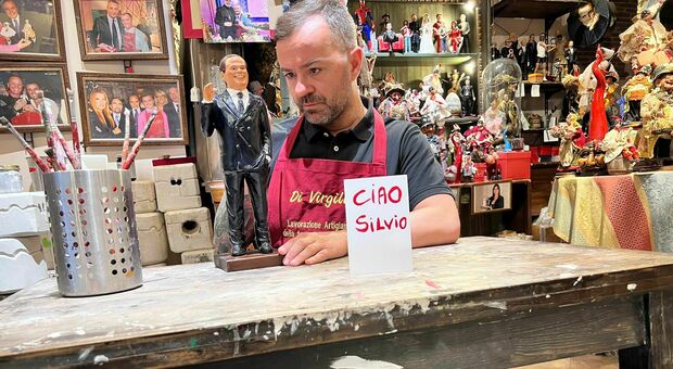 L'artista Genny Di Virgilio con la statuina di Berlusconi