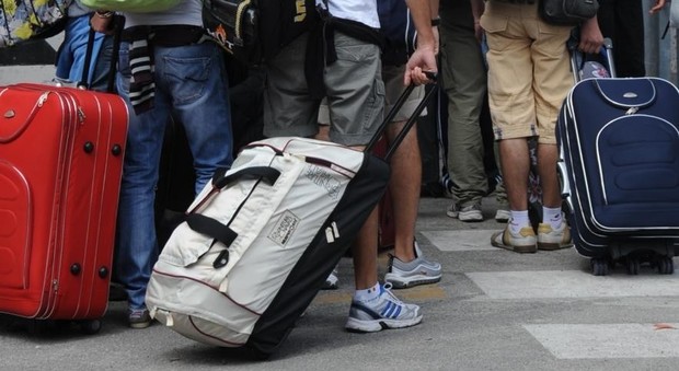 Roma, presa banda di rom che rubava le valigie ai turisti distratti: arrestati nonni e nipote