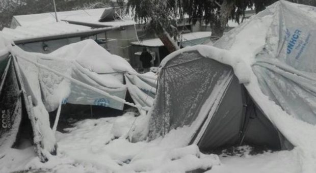 Il lager di Lesbo dove i profughi vivono nel fango sotto le tende, la denuncia di Oxfam