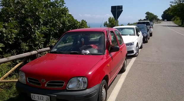 Portonovo, assedio di auto già multe per 44mila euro