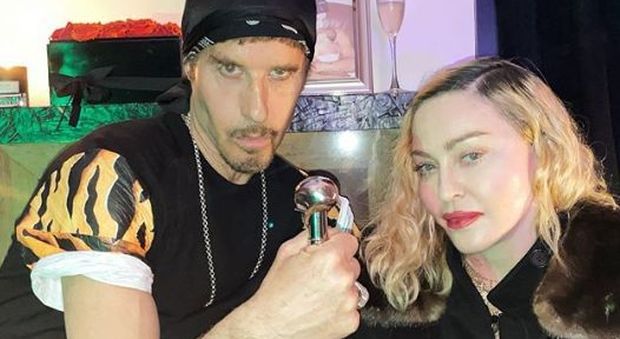 Madonna a una festa senza mascherine dopo aver ammesso di aver avuto il covid, piovono polemiche sui social