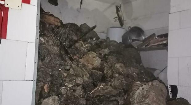 Tragedia sfiorata a Torre Annunziata: crolla solaio, famiglie sgomberate
