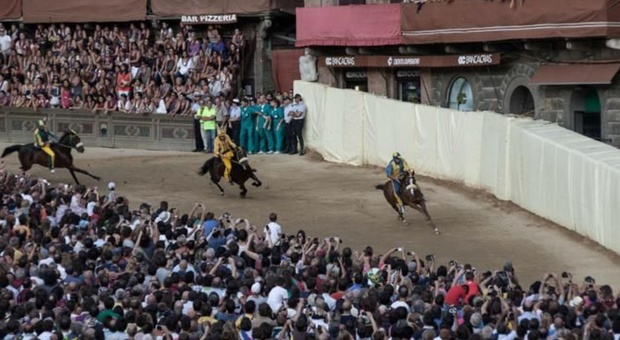 Palio di Siena 2022, sale l'attesa per stasera: due contrade escluse per infortunio ai cavalli