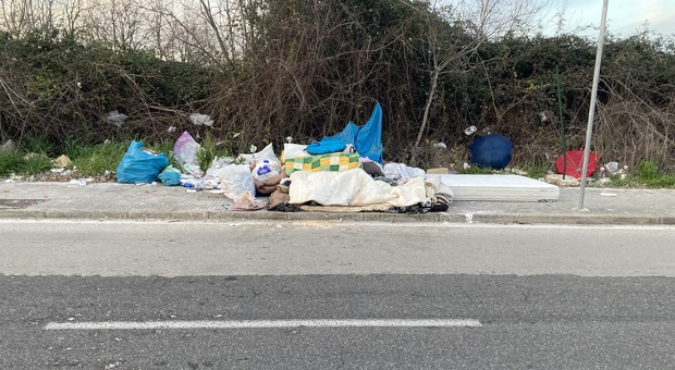 Napoli, a Ponticelli un senzatetto vive sul ciglio della strada tra pericoli e degrado