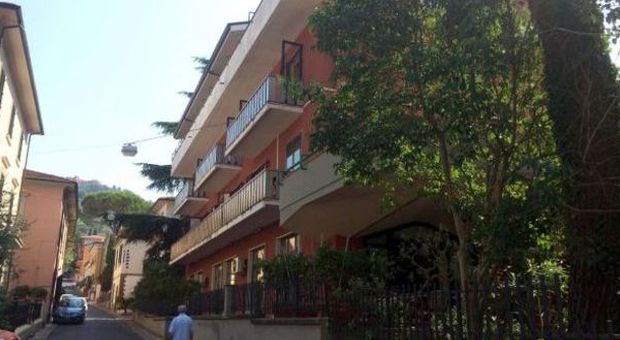 "Lite con la fidanzata, poi si è lanciato nel vuoto": studente suicida a 17 anni in hotel a Montecatini
