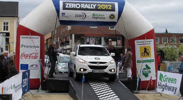 La Hyundai ix35 durante una delle fasi del rally riservato alle vetture ecologiche che si è disputato in Scandinavia