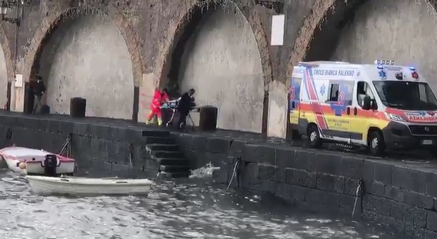 Turisti risucchiati da un'onda sulla costiera amalfitani: muore una donna veneta di 55 anni