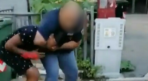 Vicenza, ragazzo cubano cerca di sfuggire alla polizia e viene preso per il collo: il video fa il giro del web
