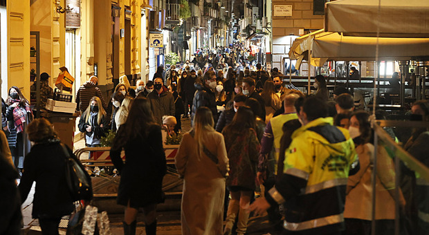 Movida a Napoli, controlli a Chiaia e al Vomero: denunciati 5 parcheggiatori abusivi
