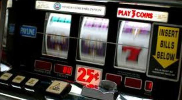 Evade dai domiciliari per giocare alle slot machine: arrestato 42enne