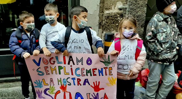Napoli, protesta all'elementare dei Quartieri: «Vogliamo la nostra scuola». Anni di lavori, riaperta solo in parte