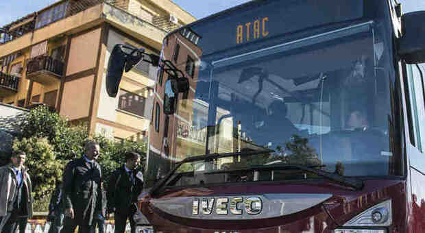 Roma, Atac, assunzioni bloccate, i bus restano nei garage
