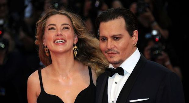 Johnny Depp fuori forma a Venezia, il web non perdona: "Renato Pozzetto con lo scorbuto"