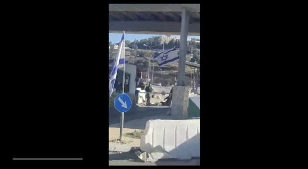 Israele, torna l'incubo degli attentati a Gerusalemme, al checkpoint uccisi 3 terroristi, l'auto era piena di armi e materiale bellico