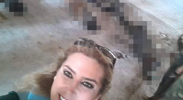 Scatta un selfie sorridente con i cadaveri sullo sfondo, la foto indigna la rete