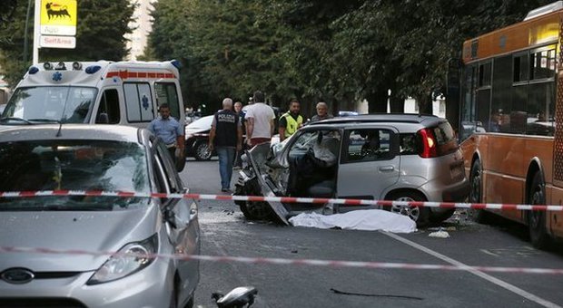 Napoli, tragico incidente: auto si schianta dopo un sorpasso, morto l'uomo al volante
