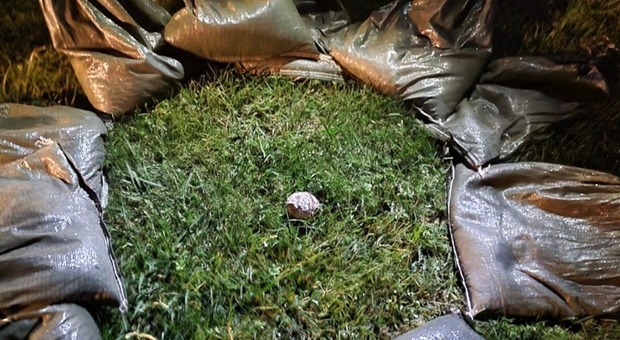 Trovano un sasso e lo regalano al nonno, in realtà è una bomba inesplosa: paura sul lago di Garda