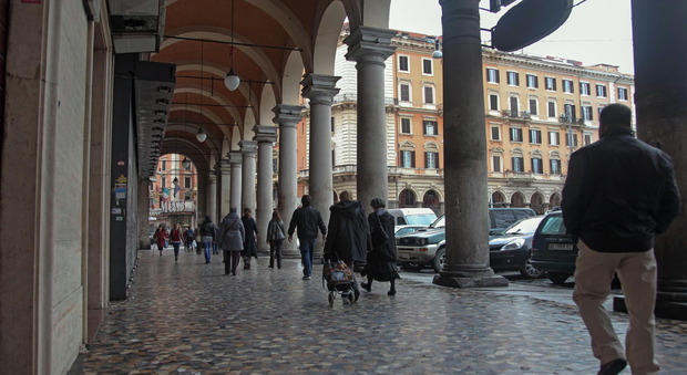 Piazza Vittorio, lastre di marmo si staccano da un palazzo: turista ferita alla testa