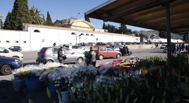 Cimitero, c’è poca acqua: boom di fiori finti sulle tombe
