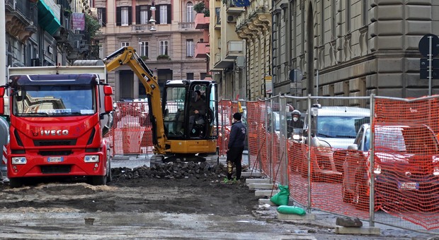 Napoli, il cantiere-caos a Chiaia: «Non andava aperto»