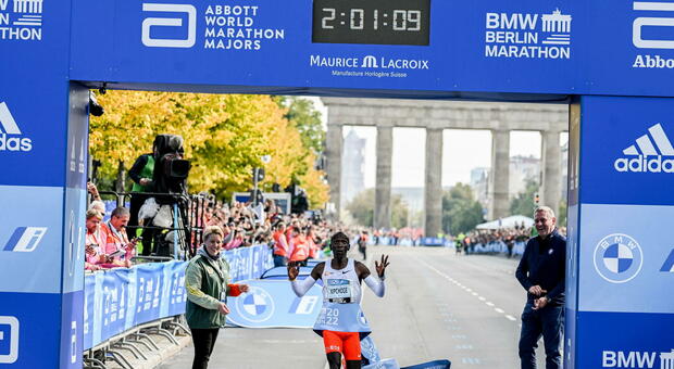 Kipchoge, record del mondo alla Maratona di Berlino in 2h01'09''