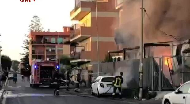 Fiumicino, incendio in un supermercato: evacuati i residenti di due palazzine