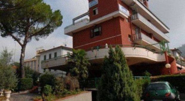 Montecatini, studente tedesco di 17 anni cade dal balcone dell'hotel e muore