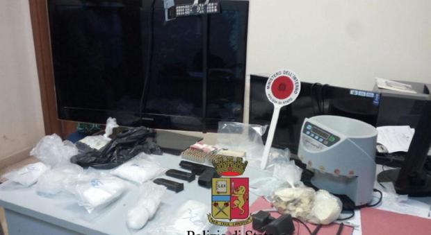 Napoli, irruzione nella casa sequestrata: trovati un chilo di cocaina e una pistola