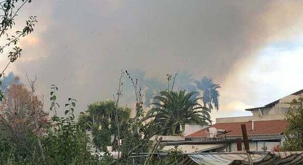 Napoli: incendio a ridosso di Villa Holiday, invitati in fuga dal ricevimento