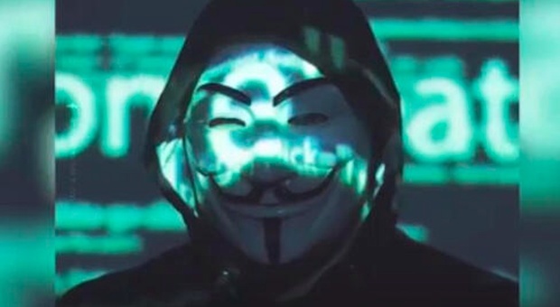 Da Anonymous cyber attacco contro Putin: tv russe hackerate con canzoni ucraine, giù il sito del Cremlino