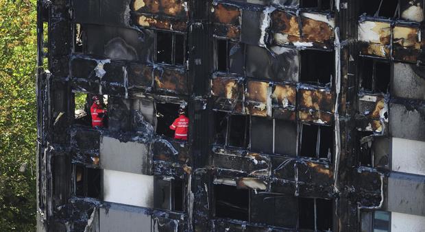 Londra, incendio alla Grenfell Tower, uccisi dalle norme antincendio: i pompieri consigliarono di restare chiusi in casa