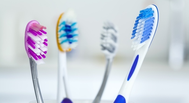 Giovani bocciati in igiene orale: spazzolano i denti orizzontalmente