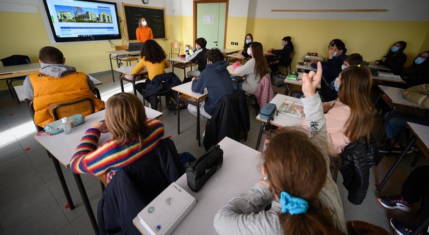 Scuola Lazio, la grande fuga: i prof anticipano le ferie. «Lezioni, stop alle 12»