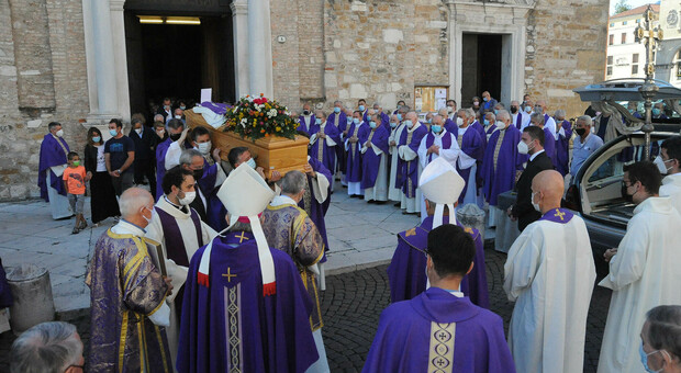 Ottanta sacerdoti per l'addio a don Francesco: «Sei stato un dono per tutti noi»