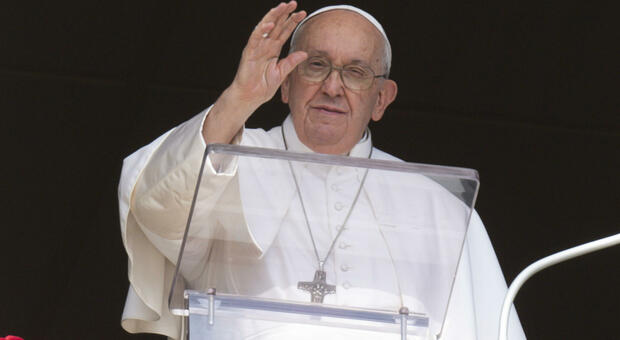 Papa Francesco influenzato: reciterà l'Angelus in collegamento dalla cappella di Casa Santa Marta