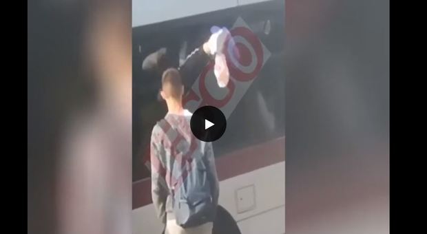 Autobus preso d'assalto da un gruppo di studenti: salgono dal finestrino - GUARDA IL VIDEO