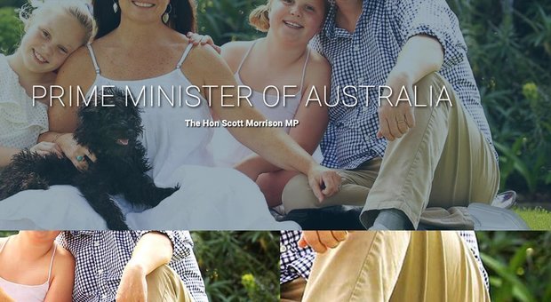 Il primo ministro australiano compare su un ritratto di famiglia con due piedi sinistri e la rete si scatena