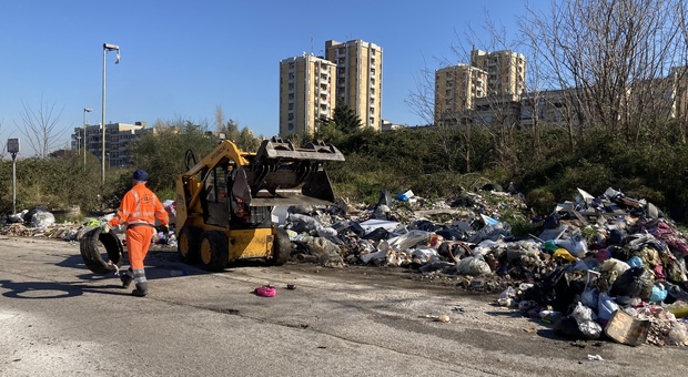 Napoli Est, rimosse tonnellate di rifiuti dalla maxi-discarica vicino alle scuole