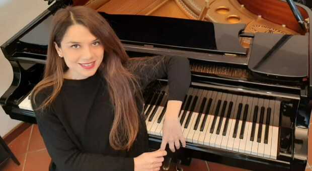 Liszt e i Giochi d'acqua a villa D'Este, lezioni-concerto in epoca social per l'Istituzione Universitaria Concerti. Al piano Silvia D'Augello