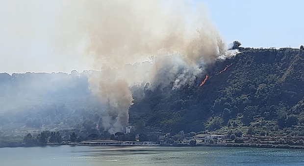Incendio nei Campi Flegrei, brucia il cratere del lago d'Averno
