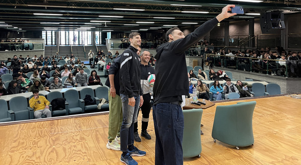 Il selfie finale di Roberto Russo e Simone Giannelli coi prof di Scienze Motorie dell'Itet Capitini e gli studenti in platea