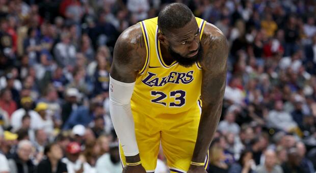 NBA, i Lakers fuori dai playoff, vanno avanti i Nuggets, LeBron James: «Ultima partita a Los Angeles? Non risponderò»