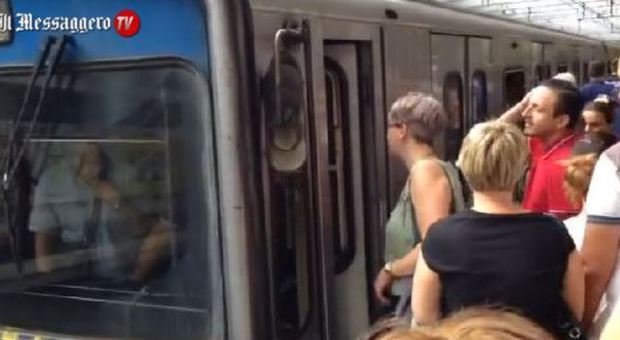 Roma, caos alla metro San Paolo: assalto al macchinista che si rifiuta di partire VIDEO