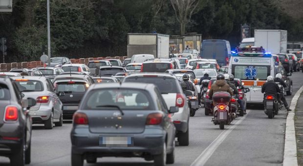 Roma, altro schianto in Tangenziale, motociclista scivola per l'olio sull'asfalto: è grave