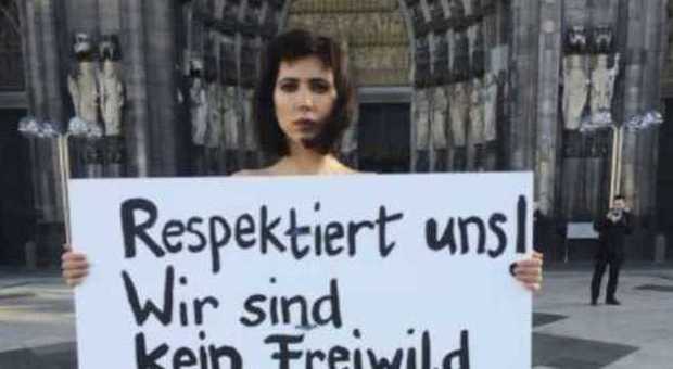 Colonia, Milo Moiré nuda per protesta: "Rispetto e solidarietà alle donne"