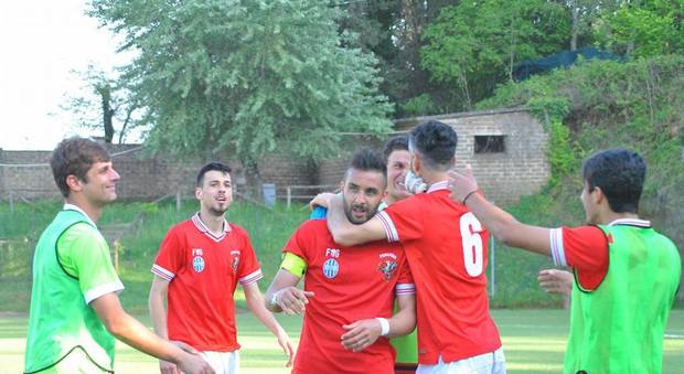 Giuseppe Danieli festeggiato dai compagni dopo il gol del vantaggio contro il Tolfa
