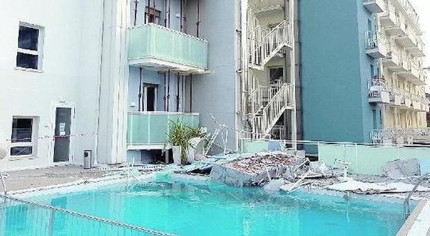 Terrazzo crolla e finisce in piscina: tanta paura all'hotel in centro
