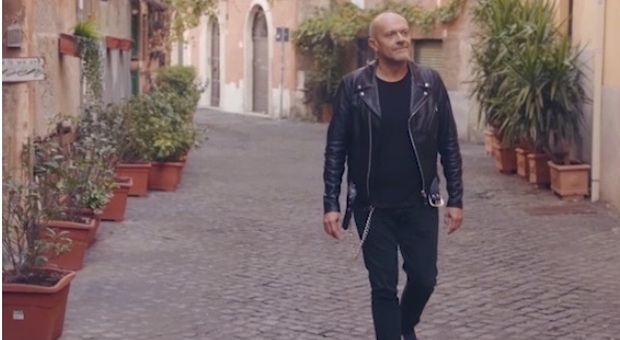 Max Pezzali le canta a Roma: In questa città gioie e dolori, dal traffico ai branchi di cinghiali